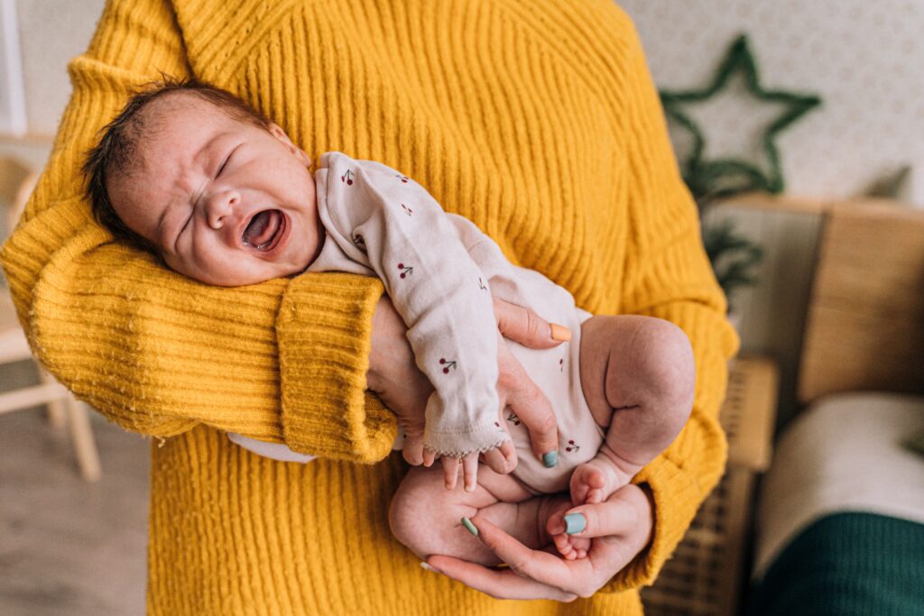 Một điều mà bạn nên cẩn thận là nếu em bé của bạn ngã ra khỏi giường, chúng có thể bị thương