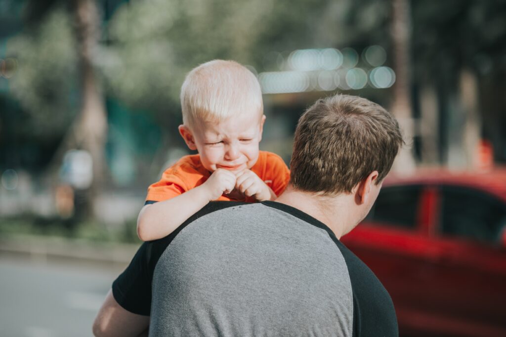 Cách tốt nhất để chữa bệnh này là xây dựng thói quen trước khi đi ngủ bao gồm đọc sách, hát và âu yếm trước khi đi ngủ