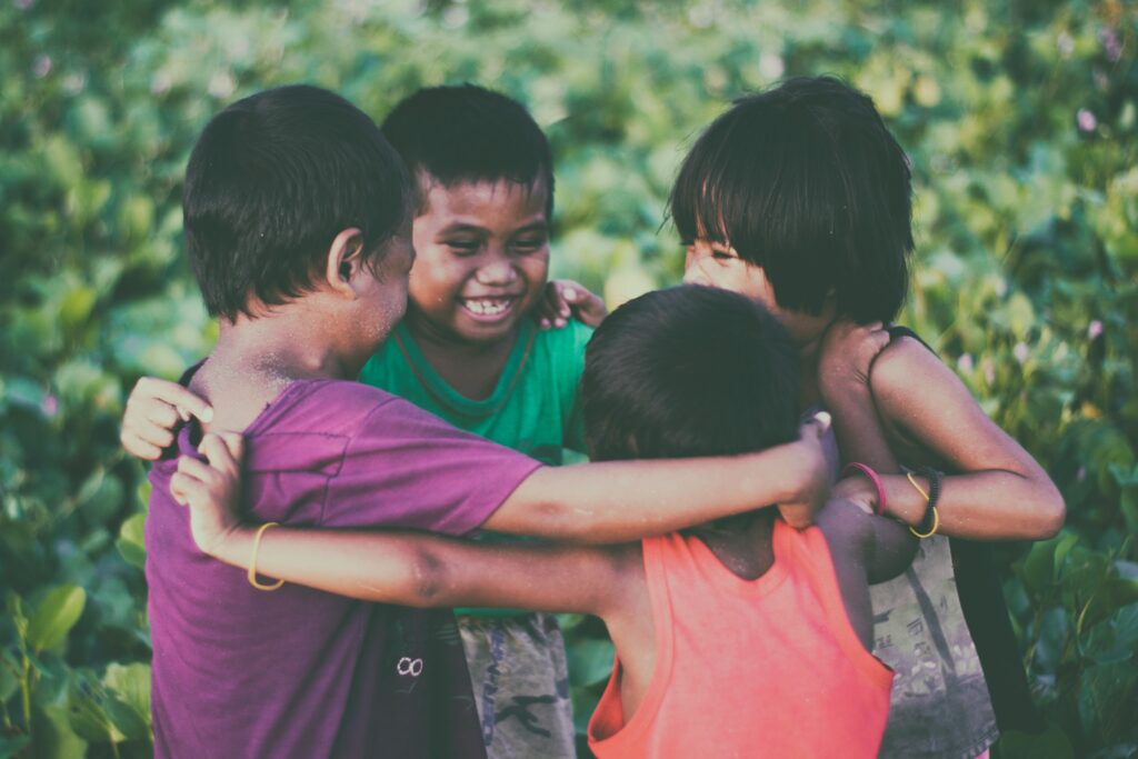 Các trò chơi ngoài trời thường đòi hỏi nhiều thể chất hơn và cần nhiều không gian hơn