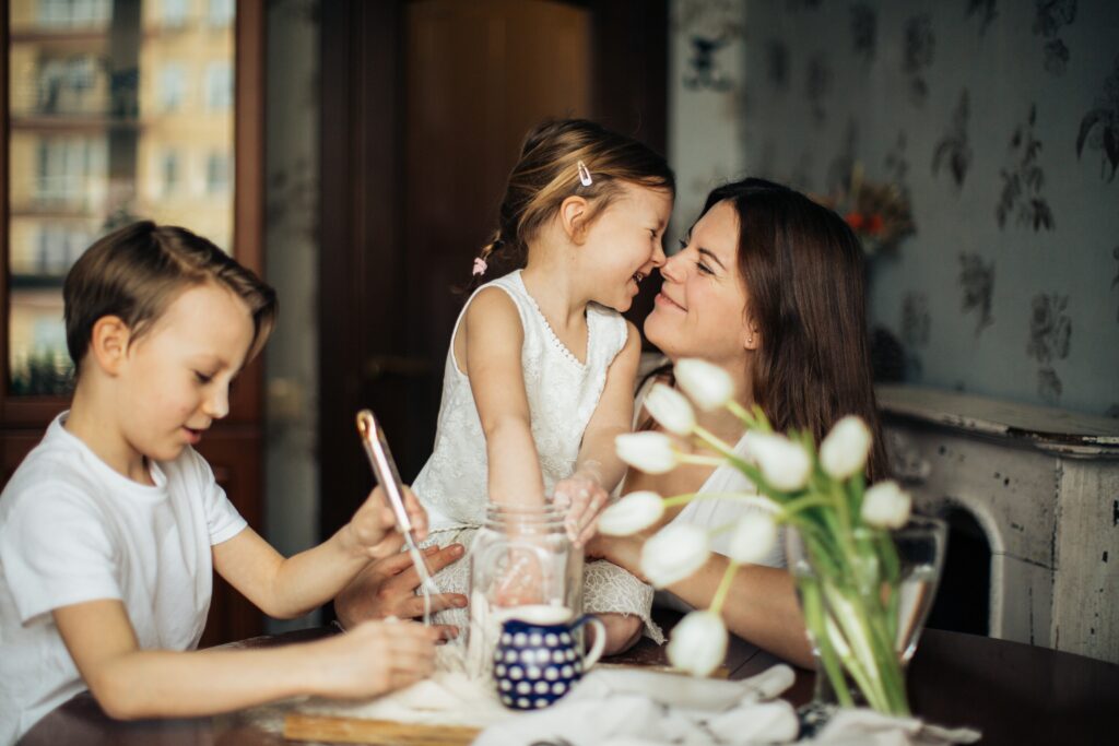 Nuôi dạy con cái là một công việc khó khăn và cha mẹ phải vật lộn để tìm sự cân bằng giữa việc kiên nhẫn và thể hiện tình yêu thương