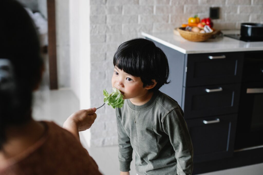 Mẹ nào cũng muốn con mình ăn ngoan, khỏe mạnh và giúp bé ăn ngon.