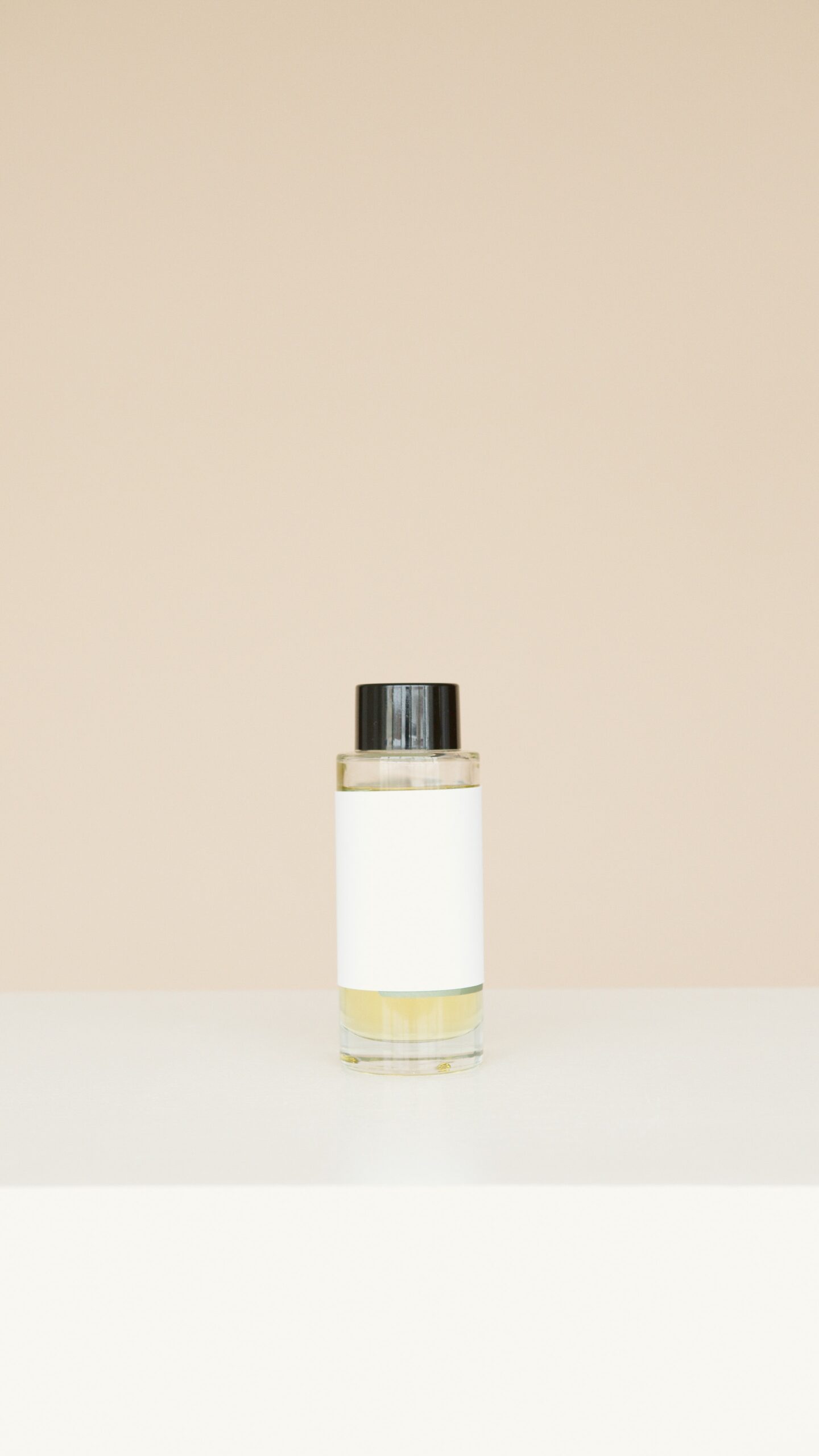 Dầu dưỡng tóc tự nhiên tốt nhất thường chứa các loại tinh dầu như hoa oải hương, hương thảo, gỗ tuyết tùng và cây trà có đặc tính kháng khuẩn.