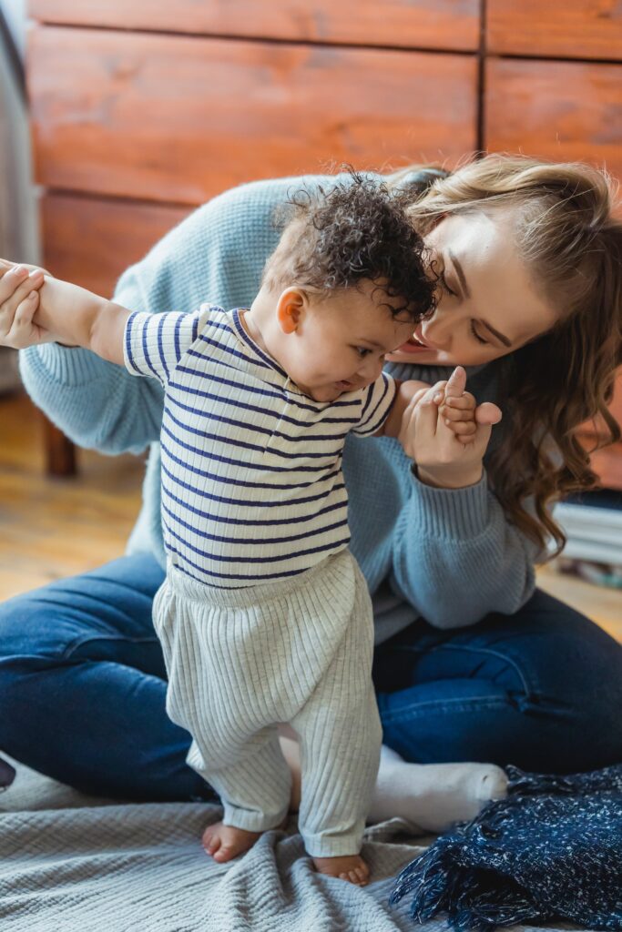 Để tăng cường vận động cho con yêu của bạn, hãy tìm hiểu các hoạt động phù hợp với lứa tuổi của trẻ và tạo ra môi trường an toàn để thực hiện những hoạt động này.