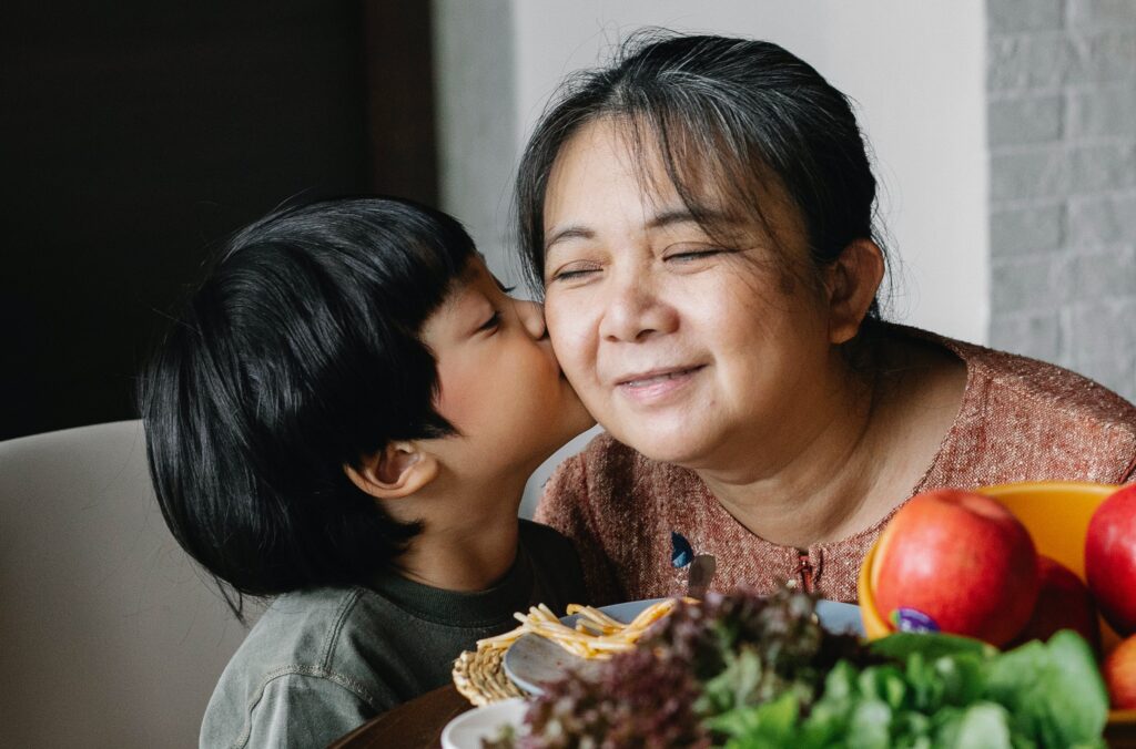 Trẻ có những thay đổi tích cực về hành vi, nhận thức và ngôn ngữ cũng là một dấu hiệu cho thấy trẻ đang học tốt ở trường mầm non.