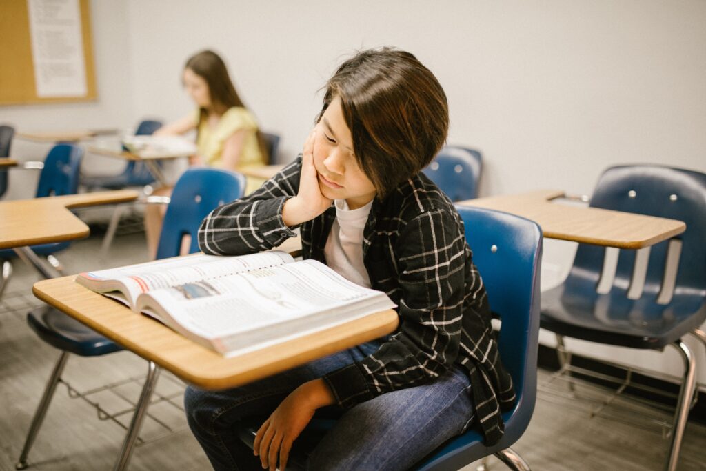 Nhiều người lo lắng rằng áp lực từ chương trình học có thể gây stress và ảnh hưởng đến sự phát triển tự nhiên của trẻ.