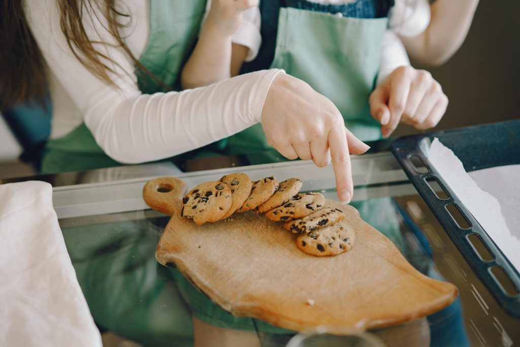 Nhưng mà khoan đã, có khi nào do mẹ làm sushi ngon quá nên cắn phải lưỡi không nhỉ?