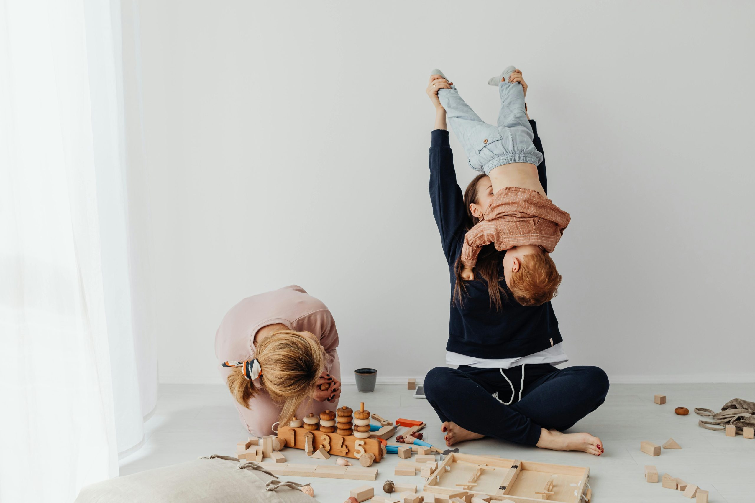 Những dấu hiệu tâm lý như sự e dè khi bộc lộ cảm xúc hay nỗi sợ hãi vô hình khi đối mặt với áp lực là điều cần chú ý.