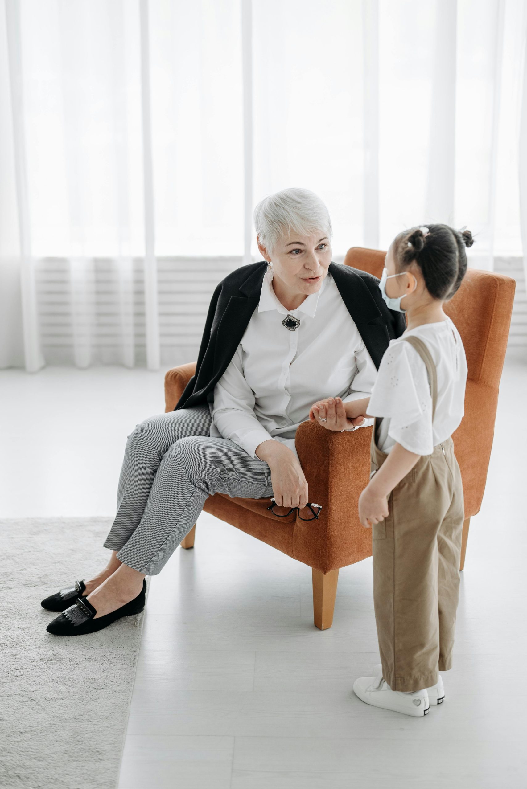 Trẻ EQ cao thường có khả năng đồng cảm mạnh mẽ. 