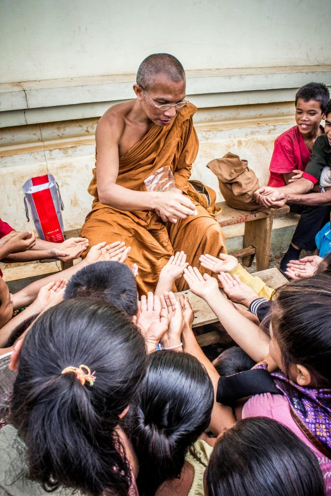 Vì vậy, nếu chúng ta muốn giúp trẻ em phát triển lòng hào phóng và biết chia sẻ, thì trước tiên chúng ta cần thể hiện điều đó trong cuộc sống hàng ngày của mình.