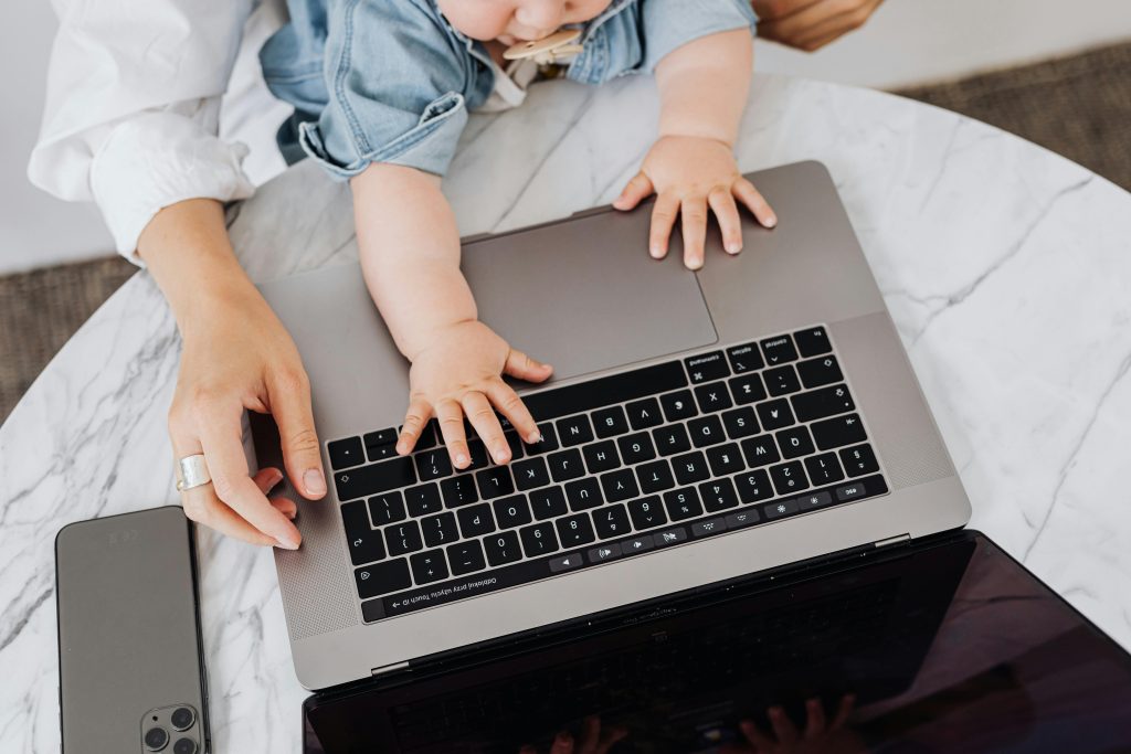 Tuy nhiên, chúng ta cần phải nhìn nhận một cách nghiêm túc về những tác động tiêu cực mà điều này có thể mang lại.