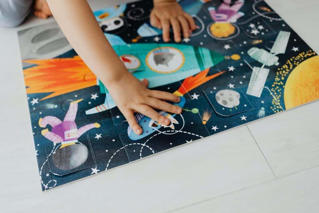 Trẻ thiếu tự lập thường cảm thấy lo lắng khi gặp phải khó khăn, nhưng nếu cha mẹ giữ thái độ tích cực và khuyến khích con nhìn nhận các vấn đề như cơ hội để học hỏi và trưởng thành, trẻ sẽ dần dần phát triển khả năng giải quyết vấn đề một cách độc lập.