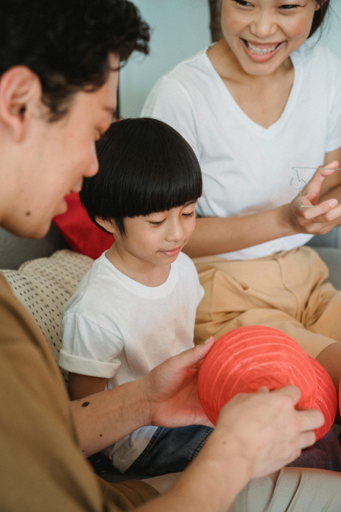 Cha mẹ hài hước không chỉ giúp tạo ra bầu không khí vui vẻ mà còn dạy con cách nhìn nhận vấn đề một cách tích cực.