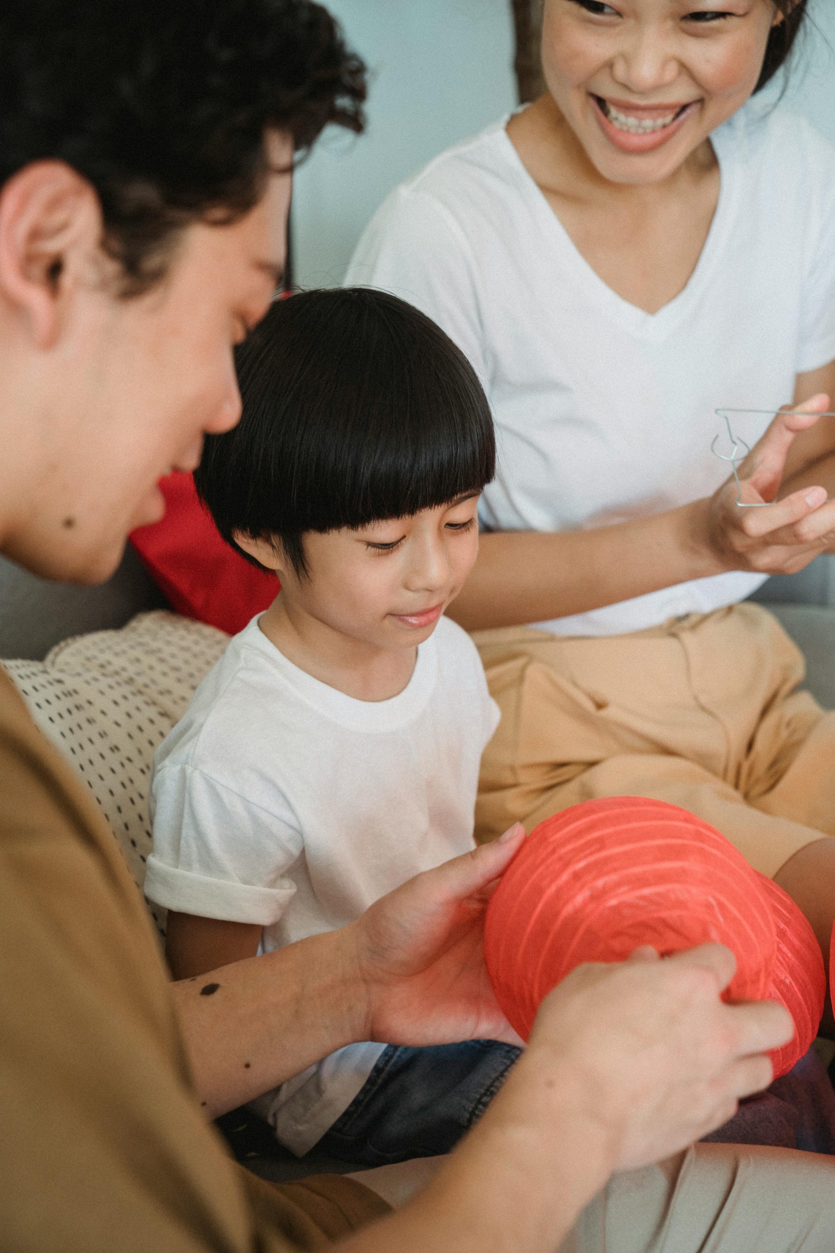 Cha mẹ hài hước không chỉ giúp tạo ra bầu không khí vui vẻ mà còn dạy con cách nhìn nhận vấn đề một cách tích cực.