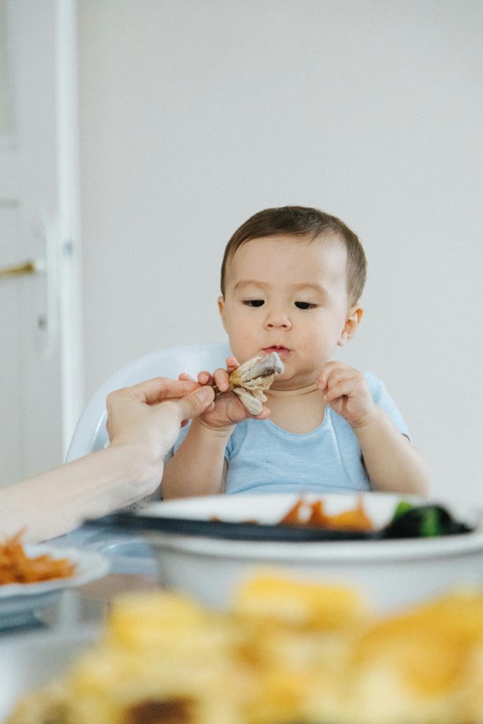 Lượng sữa tốt nhất cần được kết hợp với các loại thực phẩm giàu chất đạm, vitamin và khoáng chất khác để đảm bảo cung cấp đầy đủ năng lượng cũng như dưỡng chất cần thiết.