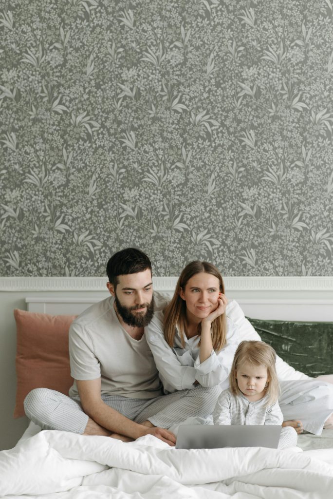 Để bảo vệ con trẻ khỏi những tác động tiêu cực này, cha mẹ cần nhớ rõ ba nguyên tắc quan trọng trong việc điều chỉnh thiết bị.