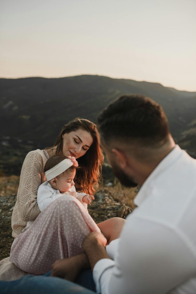 Tóm lại, câu nói "Con hay cười, bố mẹ dễ làm ăn" không chỉ đơn thuần là một lời khuyên về việc giữ gìn tiếng cười trong gia đình mà còn gợi nhớ về tầm quan trọng của sự lạc quan và niềm tin vào tương lai khi nuôi dưỡng thế hệ trẻ - đặc biệt là những đứa trẻ sinh ra với phúc tướng như các bé sinh tháng Giêng.