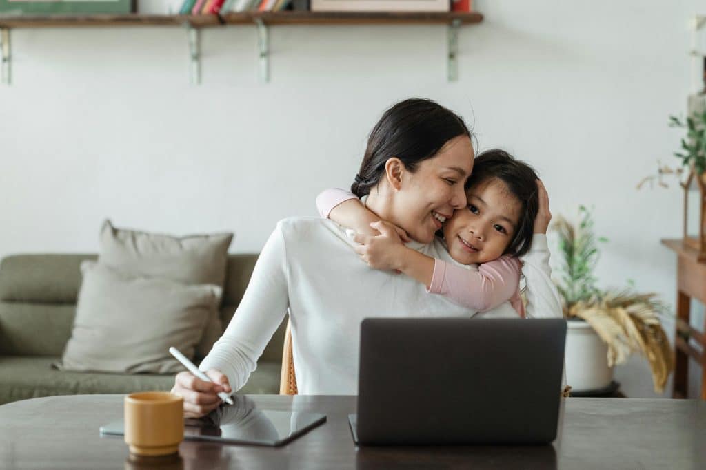 Trẻ thông minh sớm thường có khả năng nắm bắt và xử lý thông tin nhanh hơn so với bạn bè cùng trang lứa, tạo nên một nền tảng vững chắc cho quá trình học tập và phát triển sau này.