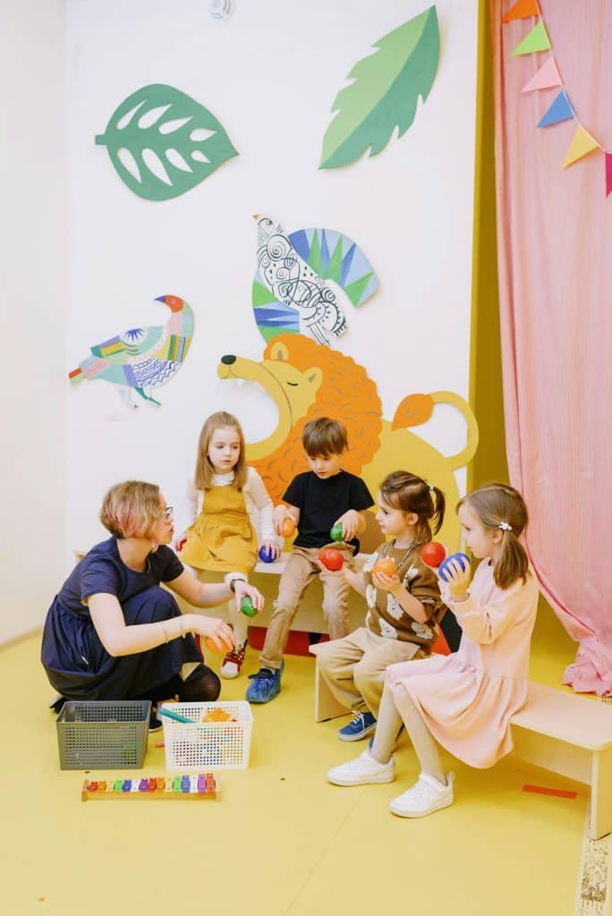 Để giúp trẻ nhỏ phát hiện và hiểu rõ về các hành vi chưa phù hợp, chúng ta cần tạo ra một môi trường an toàn và đầy yêu thương.