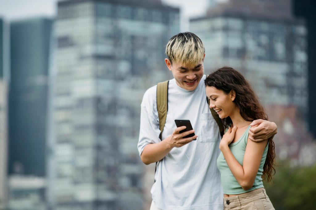 Hình ảnh từ đoạn camera ghi lại cảnh một bé trai ngủ gật đã thu hút sự chú ý của hàng trăm nghìn người xem, nhưng không phải ai cũng cảm thấy dễ chịu.