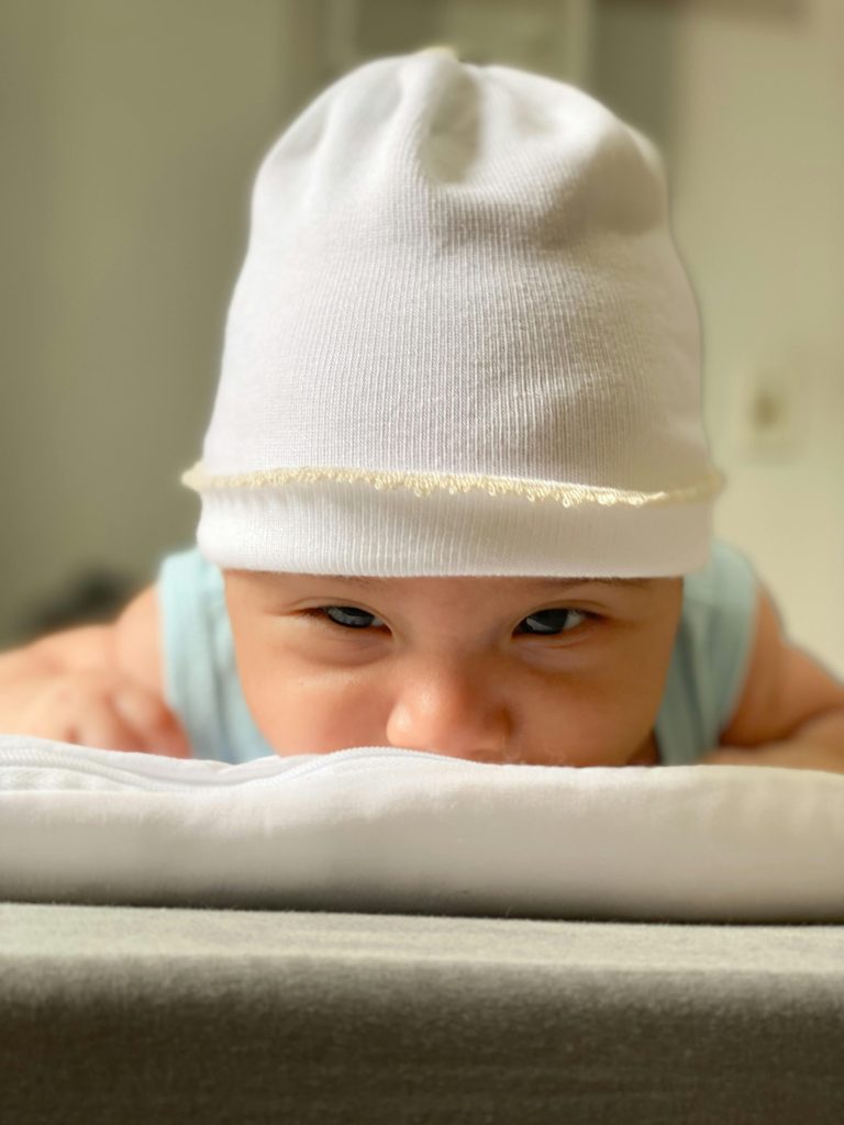 Khi trẻ ngủ cùng cha mẹ, thường có cảm giác an toàn và ấm áp, nhưng việc có phòng riêng lại mở ra cơ hội phát triển sự độc lập và tự tin.