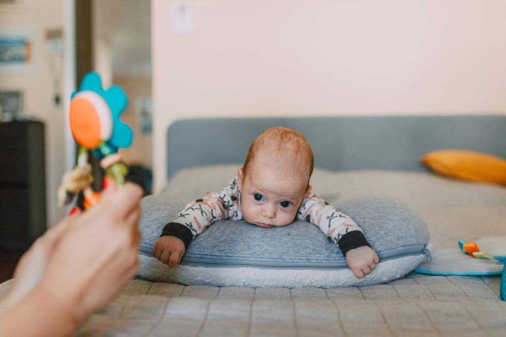 Bé gái mặc bỉm không chỉ là hình ảnh dễ thương mà còn là minh chứng cho sự phát triển từng ngày của con trẻ.